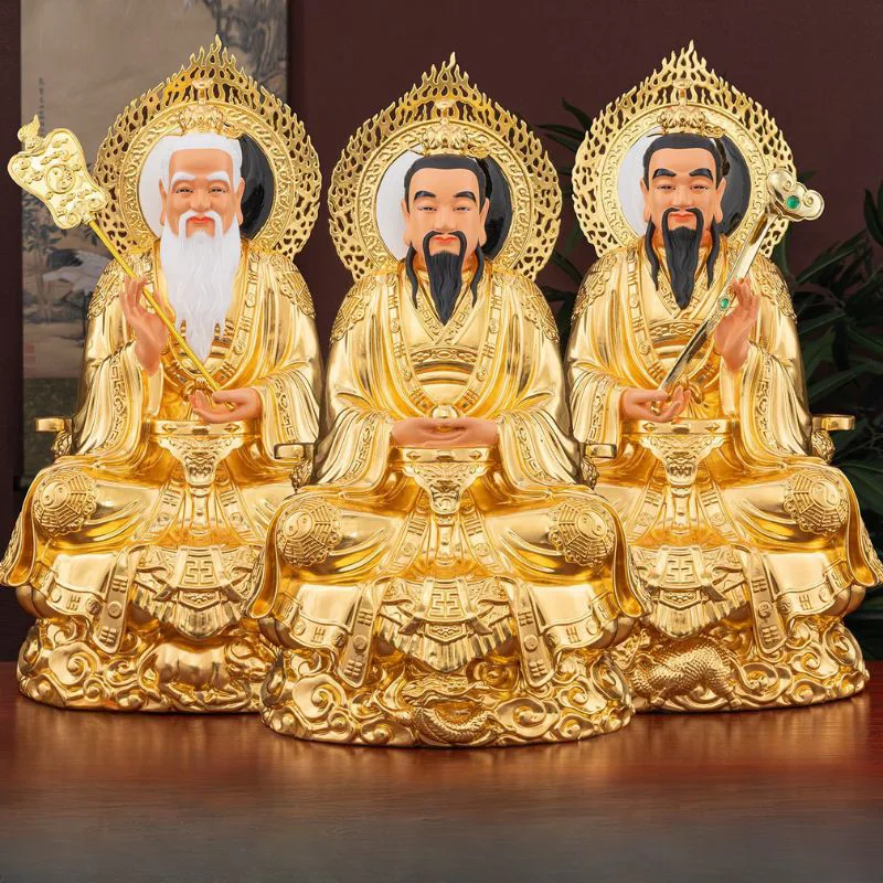 รูปปั้นทองเหลืองสามองค์บริสุทธิ์ตั้งไว้สำหรับศาลเจ้าวัด